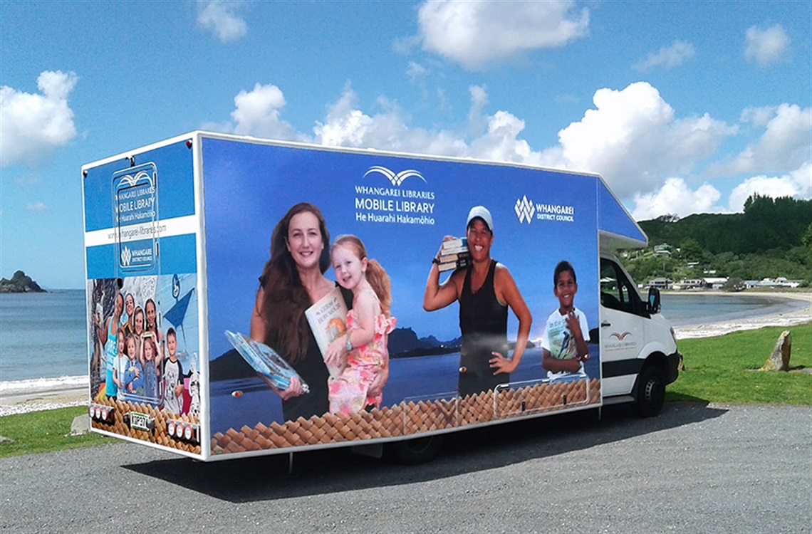 Mobile-Library-at-the-beach.jpg