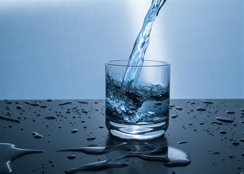 An image of drinking water in a glass. 