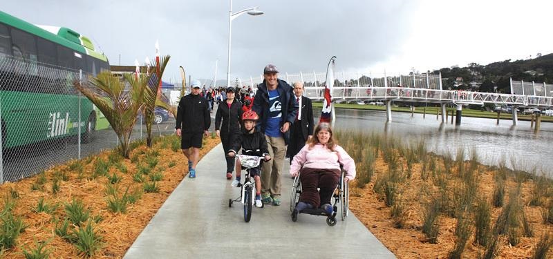 A picture showing some accessibility users (wheelchair, a child on bike, people walking) on the Hatea Loop. 